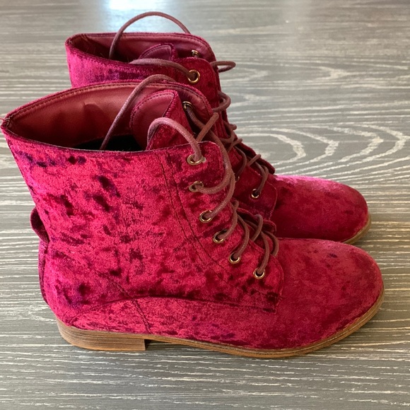 Catherine Malandrino Crushed Velvet Lace-Up Boots. Size 8. - Picture 2 of 4